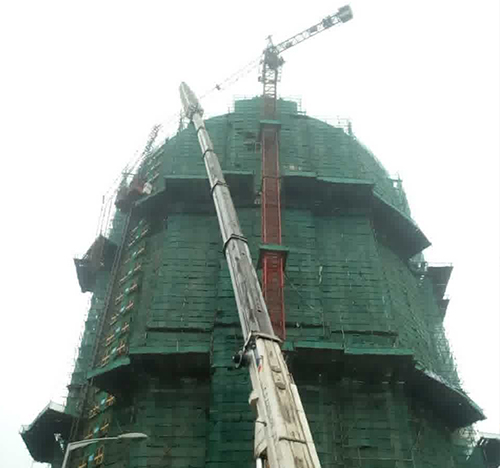 弋江吊车在工地上作业